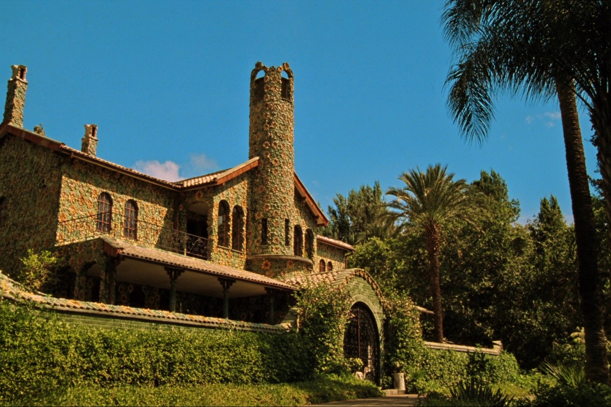 Casa modernista de colores estilo Gaudí en Comillas