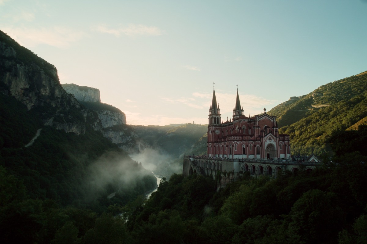 Basílica de Covadonga entre montañas verdes con niebla