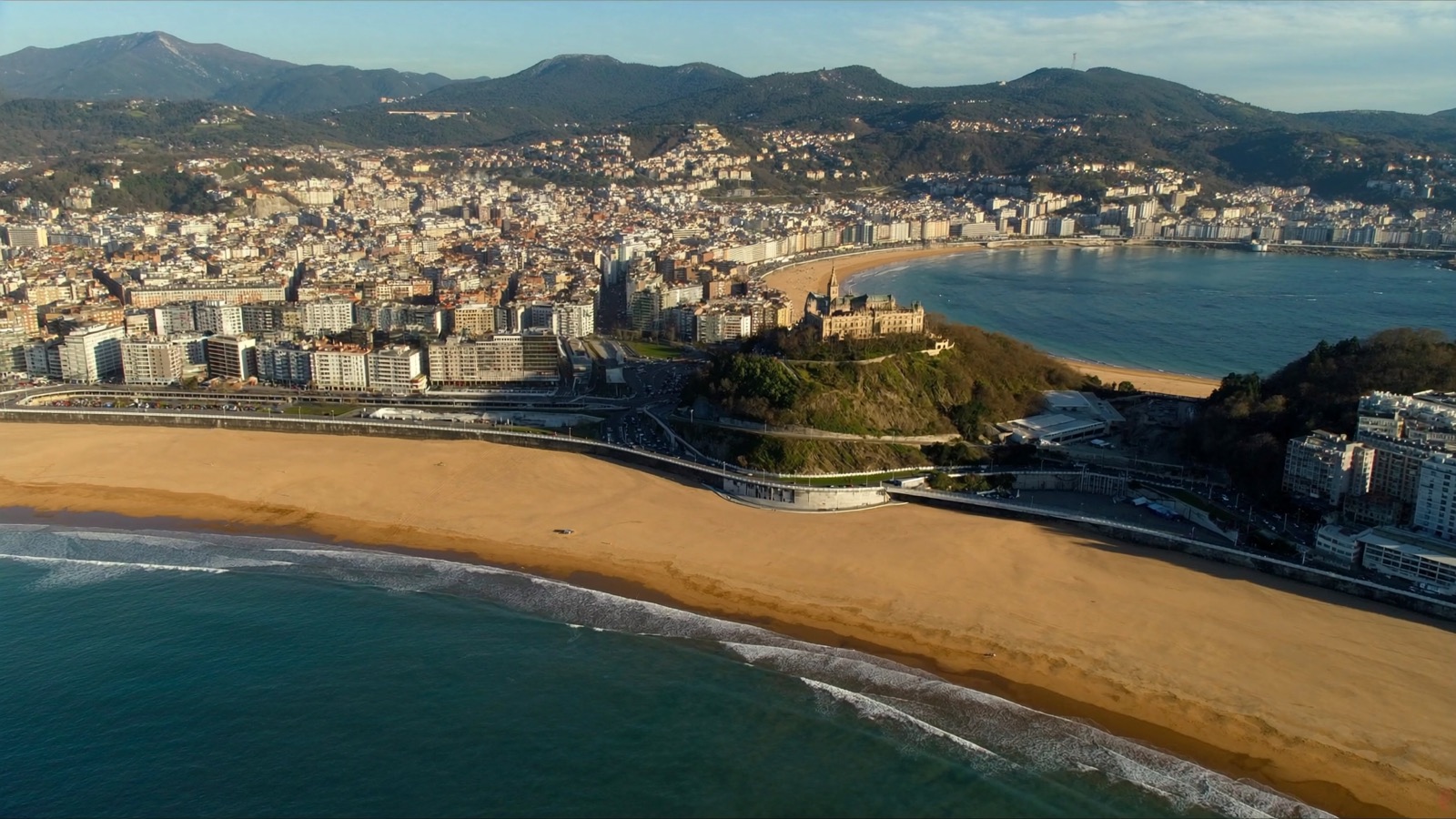 Playa de San Lorenzo y la ciudad de Gijón desde el aire