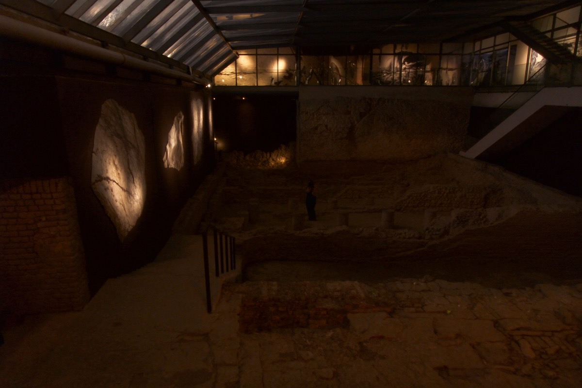 Termas romanas conservadas bajo la plaza en un museo