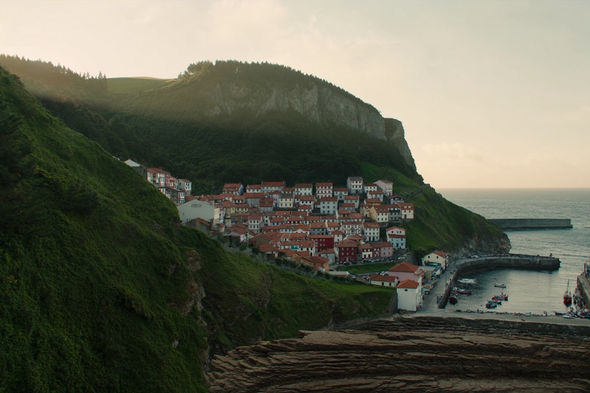 Pueblo pesquero asturiano sobre el puerto al atardecer