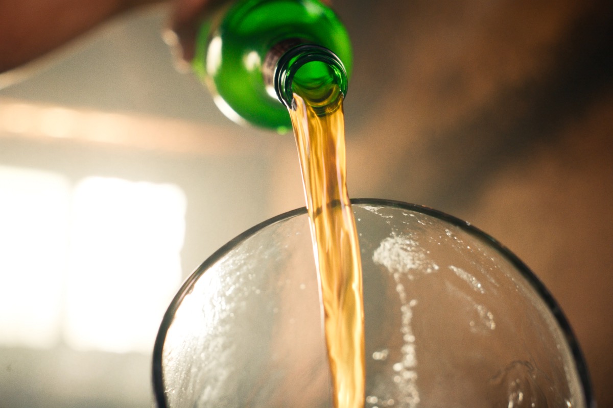 Sidra asturiana escanciada desde lo alto en un llagar