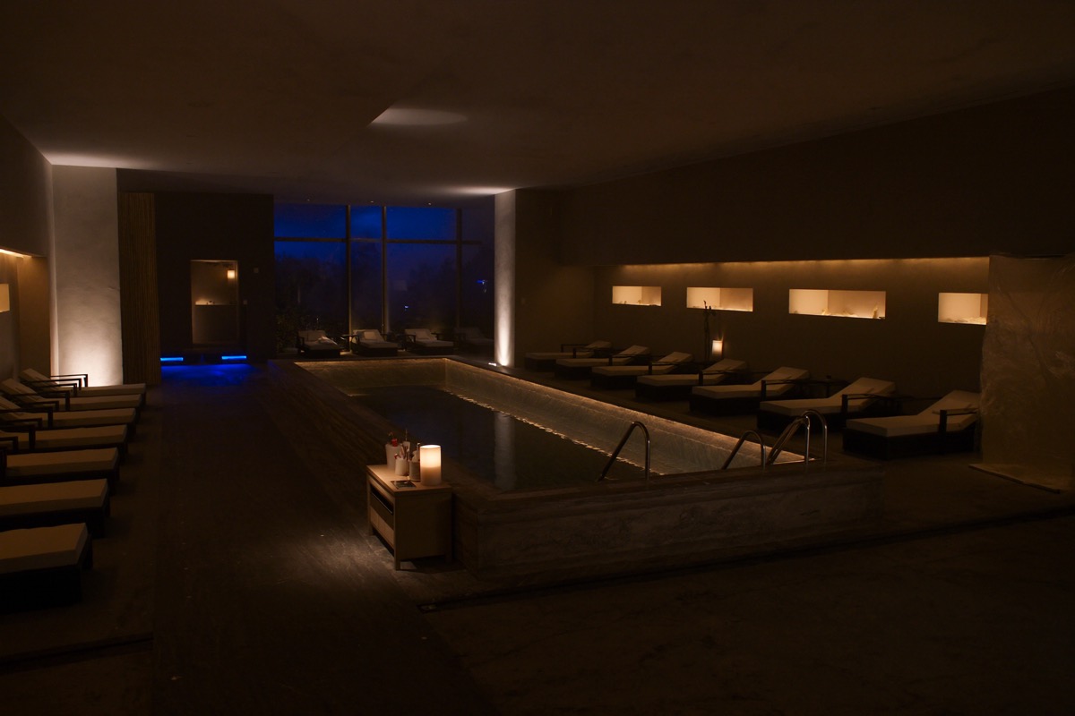 Gran spa de hotel con amplia piscina termal y tumbonas