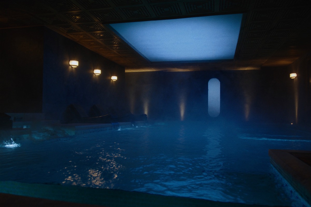 Piscina de spa con chorros de hidromasaje y luz cálida